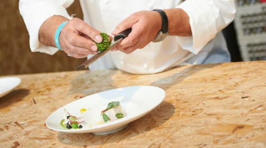 Lieu jaune de ligne rôti, petit pois et crème de choux fleur