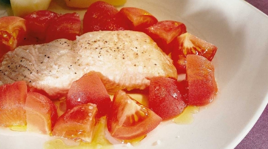 Zalmbloem op een bedje van tomaatjes en avocado