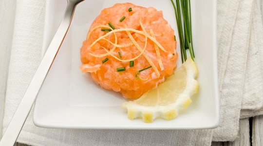 Pastei van verse en gerookte zalm