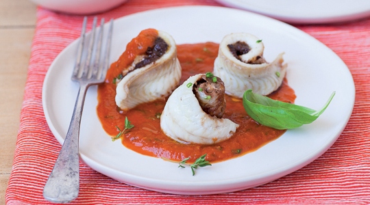 Tongrolletjes met tapenade en tomatensaus met basilicum Cook Expert