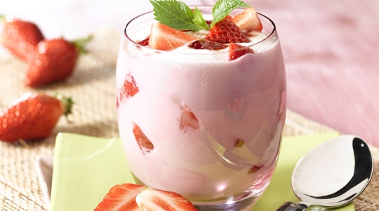 Yoghurtshake met rode vruchten